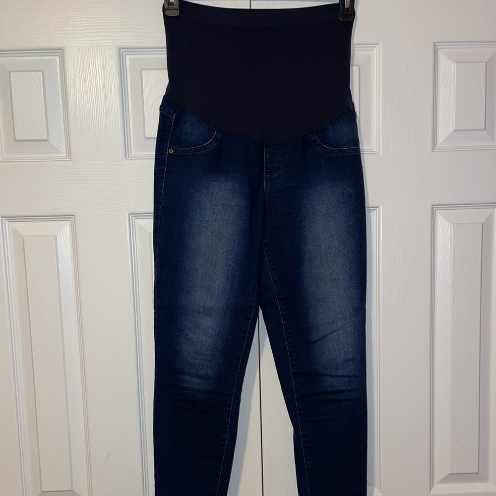 A Glow Dark Wash Maternity Jeggings